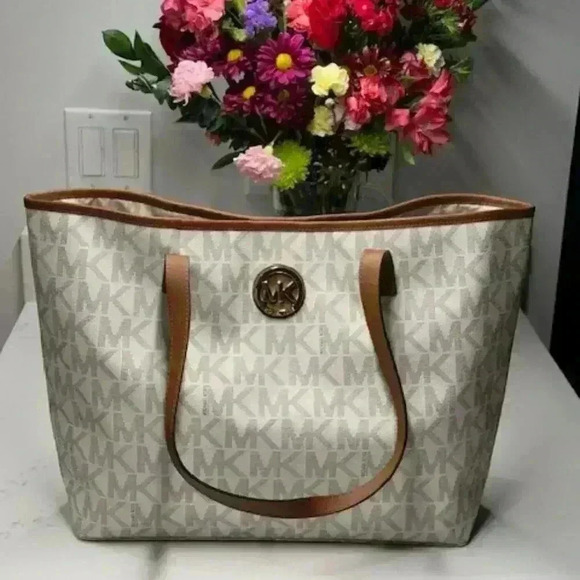 🔥🔥Michael Michael Kors Jet Set Vanilla MK Signature Tote with leather trim NWOT - Picture 1 of 13